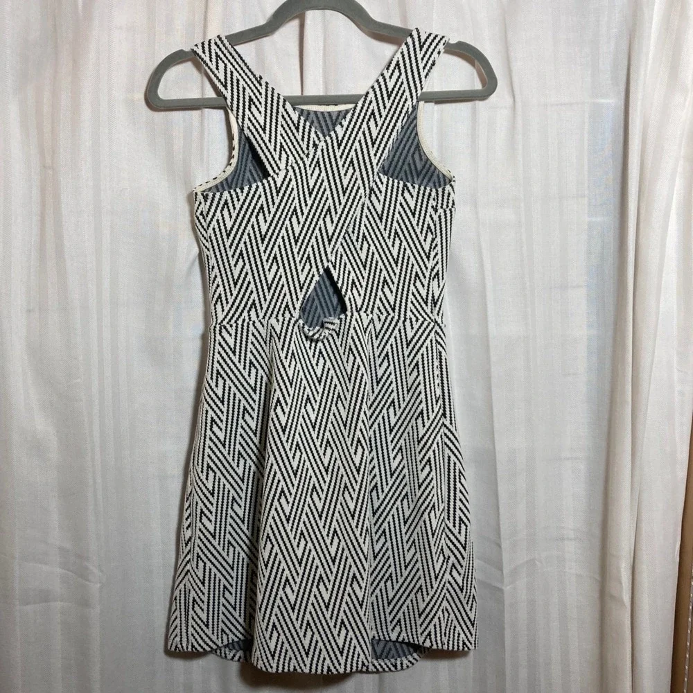 Abercrombie Fitch Black White Geometric Print‎ Criss Cross Back A Line Dress Sm